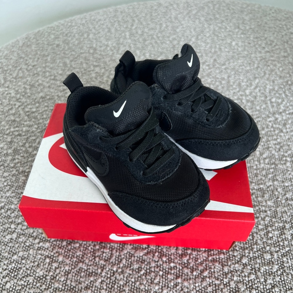 Nike Waffle One trainers for toddler. Black. Size 5